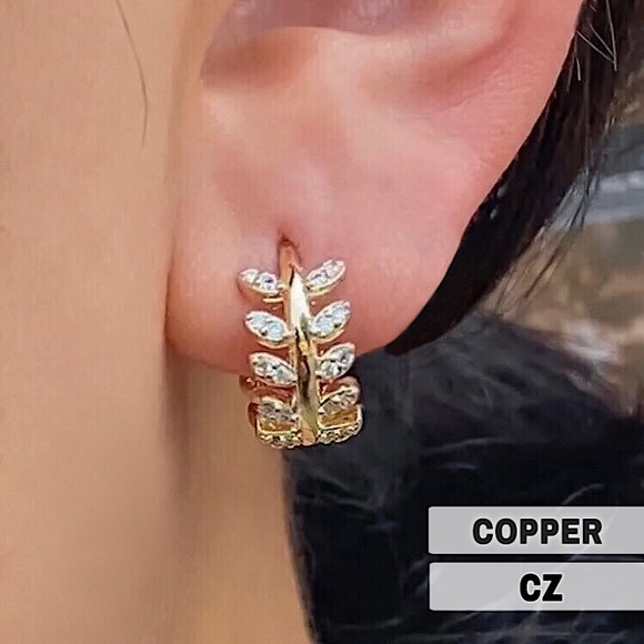 Jewelry - ⚜️[𝟯/$𝟯𝟴]⚜️NEW CZ Floral Huggie Hoop Earrings